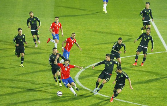 15 de Junio de 2015/SANTIAGO Jorge Valdivia es rodeado por defensas de Mexico durante el partido por Copa Amercia 2015 entre las selecciones de Chile vs Mexico jugado en el estadio Nacional FOTO:PABLO VERA/AGENCIAUNO
