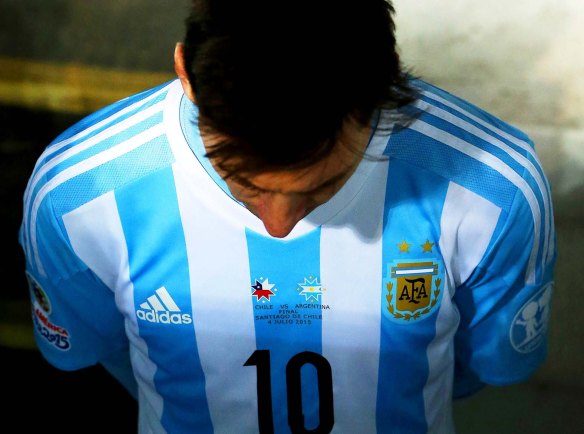 SANTIAGO, CHILE - JULIO 4: Lionel Messi de Argentina en lamento durante el juego de la final de la Copa America Chile 2015 en el estadio Nacional Julio Martinez Pradanos el 4 de Julio del 2015 en Santiago, Chile Marcelo Frias/AGENCIAUNO)